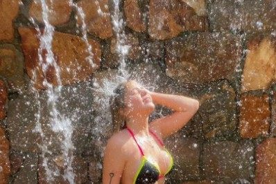 Viih Tube ostenta corpão em banho de cachoeira