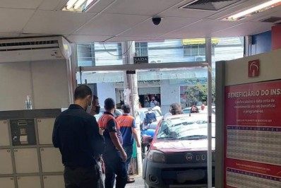 Carro desgovernado invade banco em Saquarema
