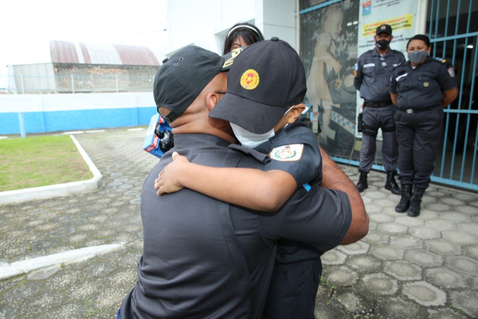 Menino que sonha ser policial conhece major da PM em Duque de Caxias