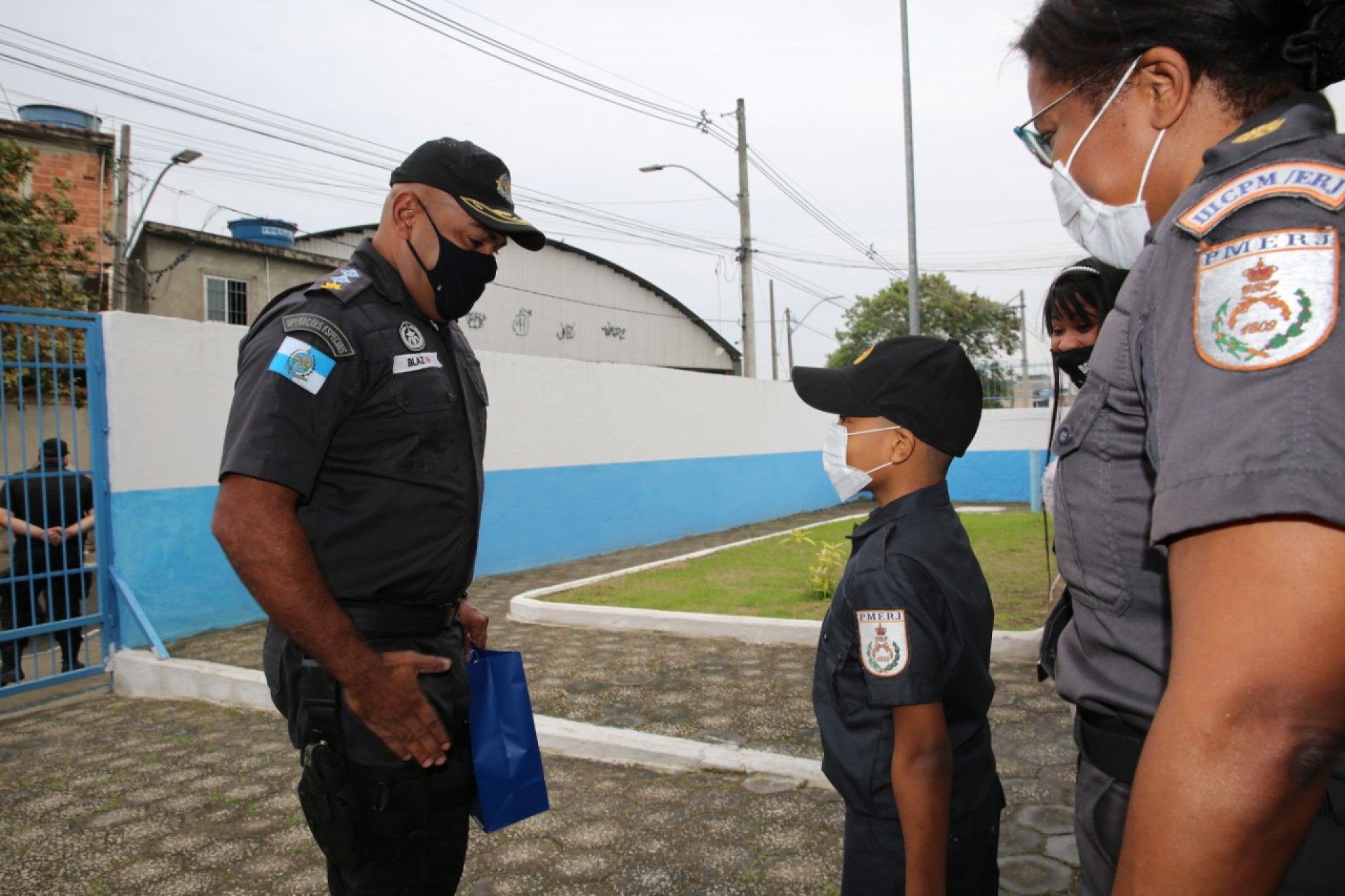 Menino que sonha ser policial conhece major da PM - Divulgação
