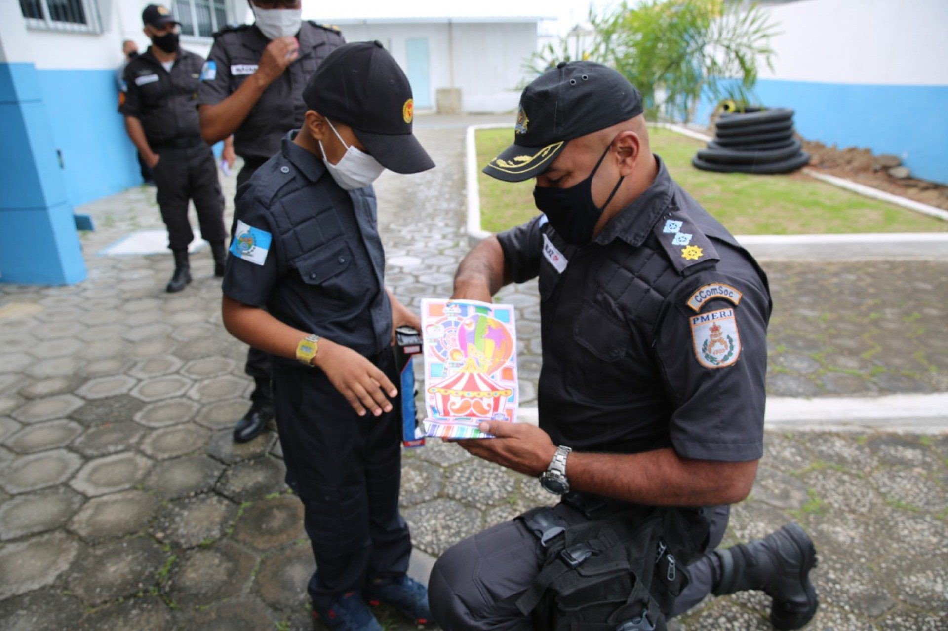 Menino que sonha ser policial conhece major da PM em Duque de Caxias 