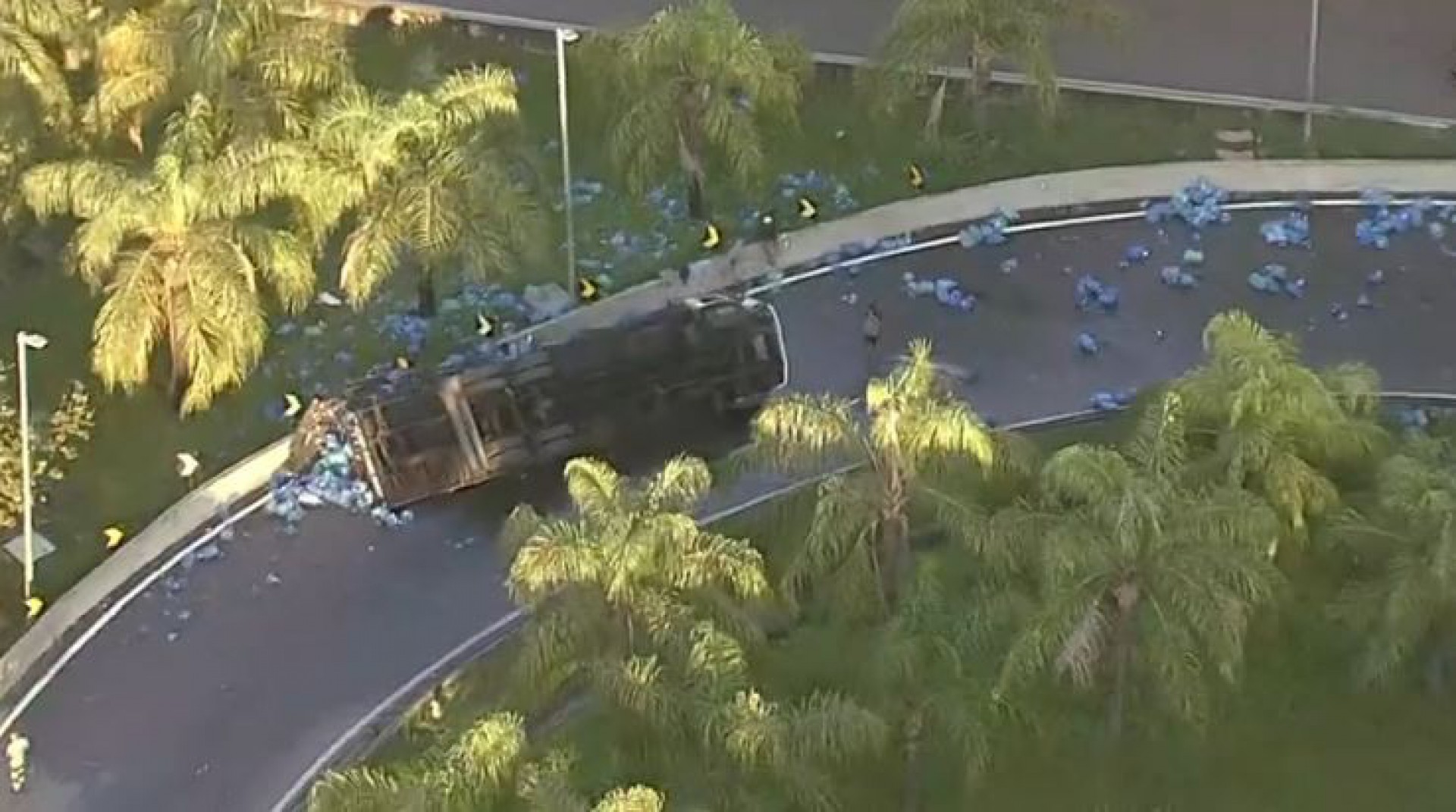 Acidente envolvendo caminh&atilde;o e carro interdita parcialmente a Linha Amarela