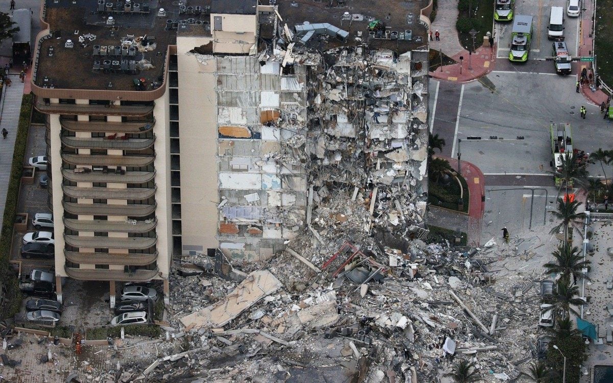 Autoridades não têm notícias de 99 pessoas após o colapso parcial de um prédio residencial perto de Miami - Getty Images via AFP