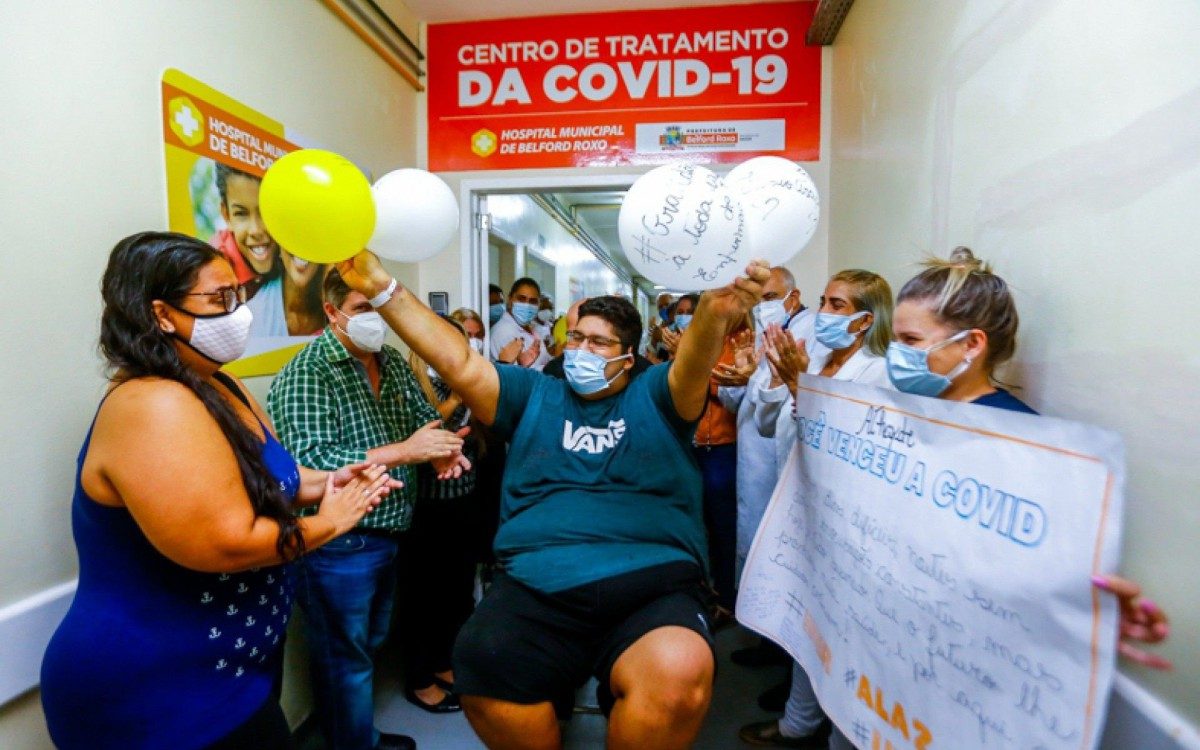 Athayde Silva de Souza se emocionou ao rever a esposa Leilane