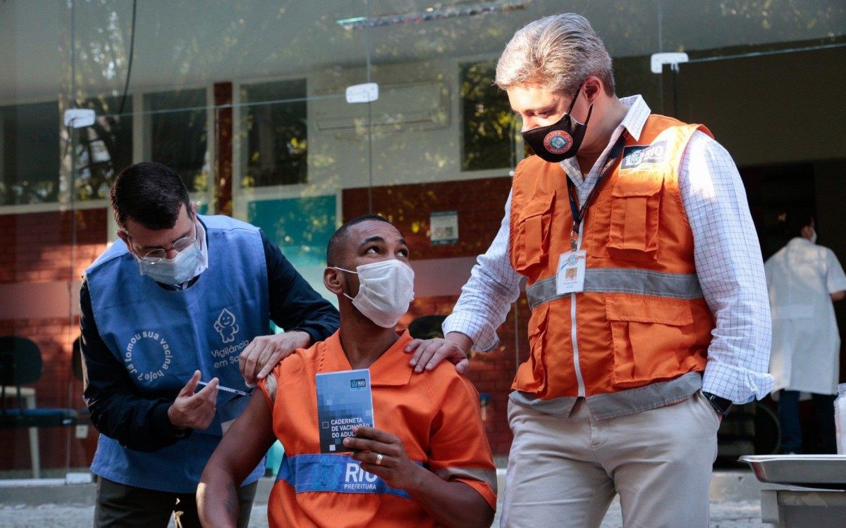 Vacina&ccedil;&atilde;o de funcion&aacute;rios da Comlurb.