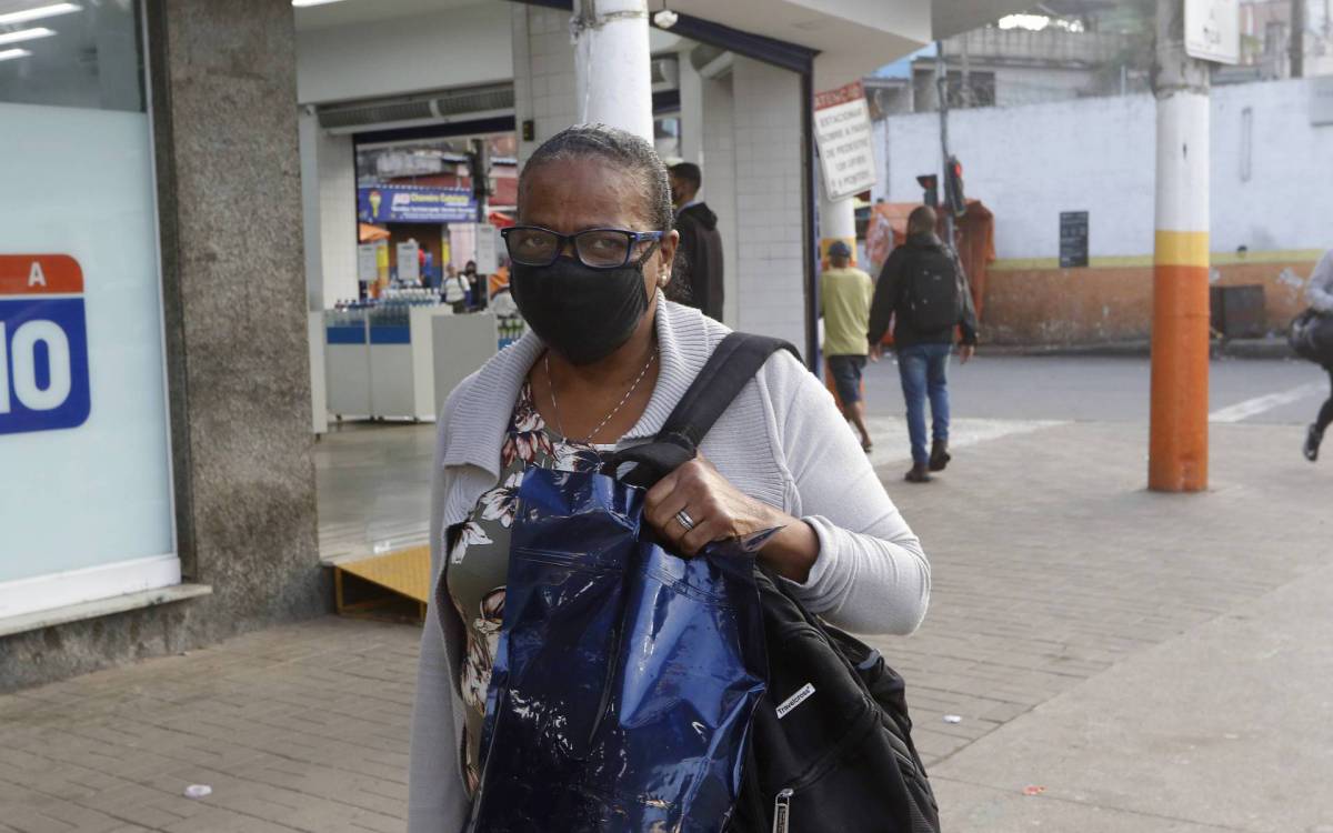 Geral - Esta&ccedil;ao de trem de Belford Roxo fechada na manha de hoje. Na foto, Nelia Santos