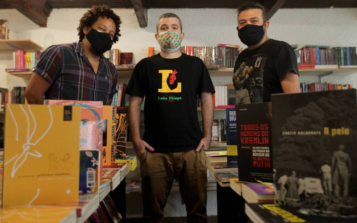 Livrarias de rua ganham fôlego na Tijuca. Na foto acima os socios Ivan, Dudu e Fábio. Foto: Luciano Belford