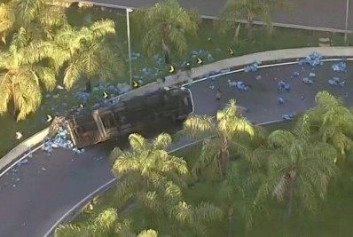 Acidente envolvendo caminhão e carro interdita parcialmente a Linha Amarela