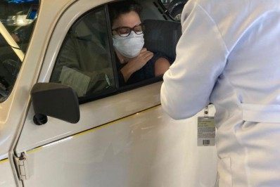 De fusca, Sandra Annenberg recebe primeira dose de vacina contra a Covid