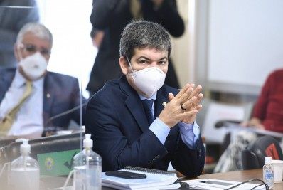 'Inquérito contra Bolsonaro é resultado claro do trabalho da CPI', diz Randolfe