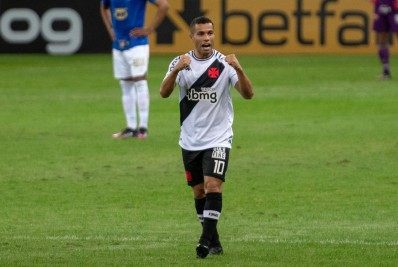 Ex-atacante do Vasco entra com ação cobrando mais de R$ 600 mil do clube na Justiça