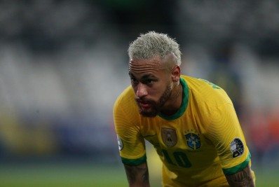 Neymar ironiza gramado do Nilton Santos em rede social
