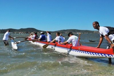 São Pedro da Aldeia abre inscrições para aulas gratuitas de canoa havaiana