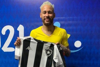 Neymar recebe camisa do Botafogo após vitória contra a Colômbia
