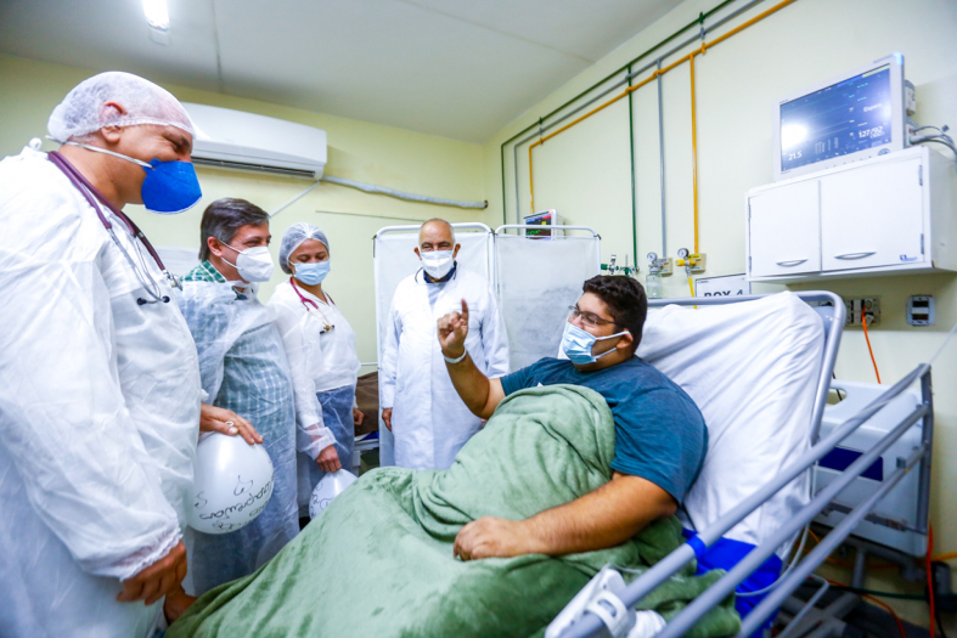 O secret&aacute;rio especial de Coordena&ccedil;&atilde;o dos M&eacute;dicos, Carlos Morelli (segundo da esquerda para a direita) destacou o trabalho dos profissionais - Rafael Barreto / PMBR