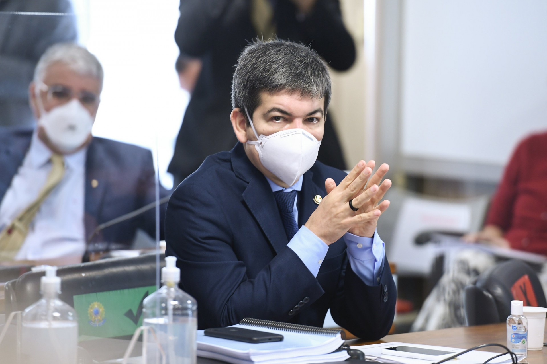 Randolfe rebate Marcos Do Val sobre vacina&ccedil;&atilde;o de presos e gera bate-boca na CPI: 'Asneira absurda'