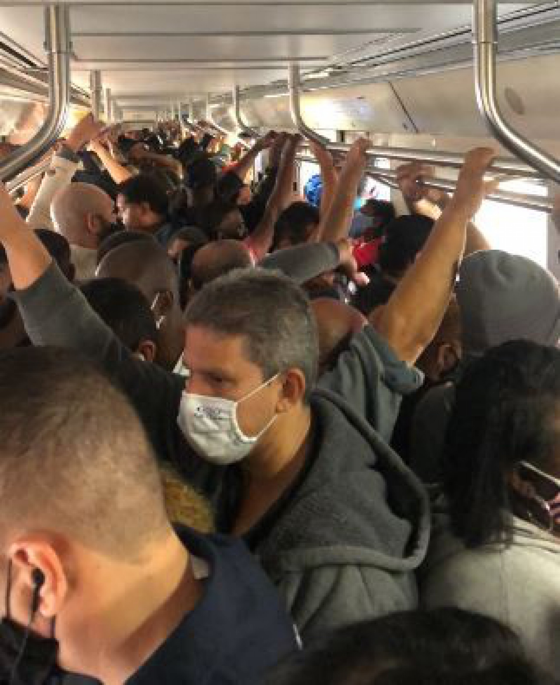 Os passageiros que precisam pegar um trem encaram mais uma manhã de caos nesta sexta-feira - Reprodução Twitter