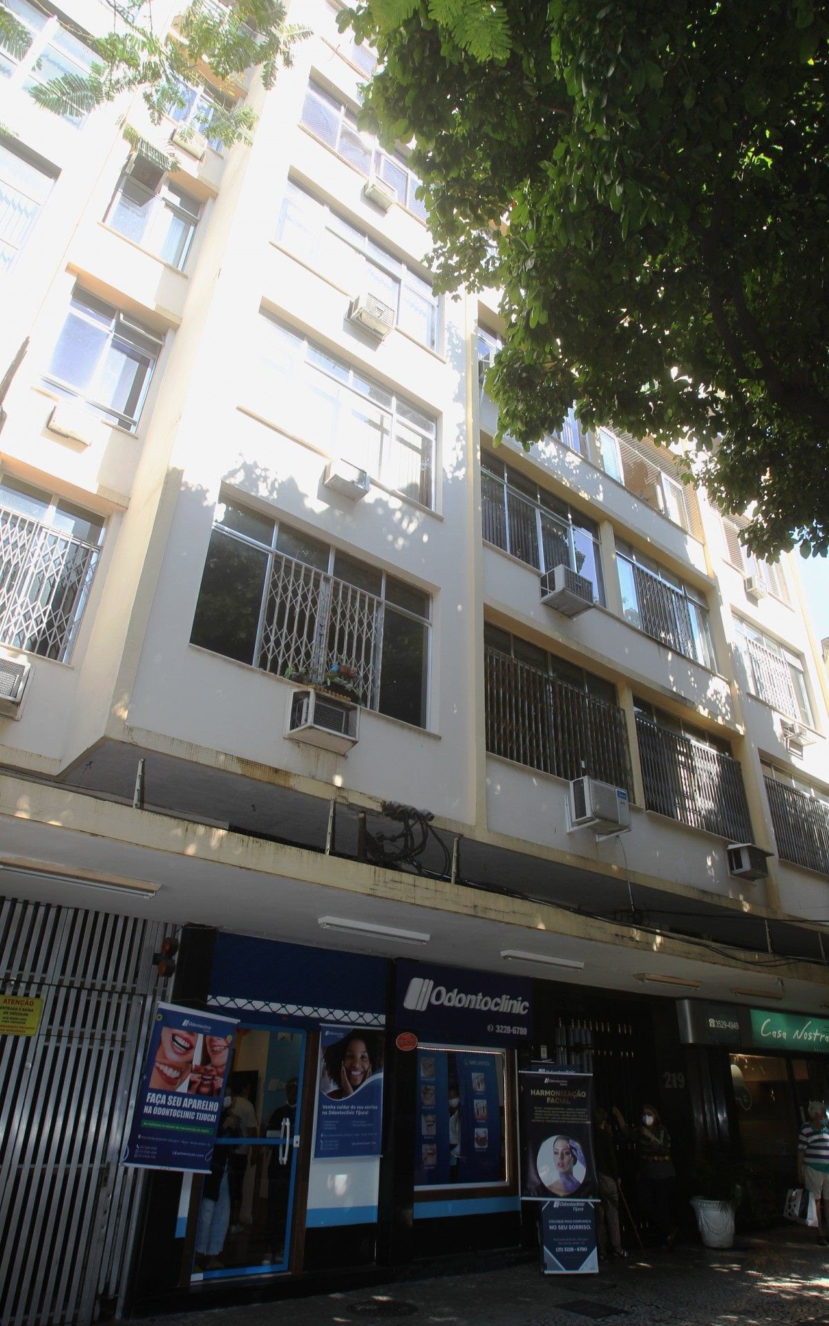 Criança de 12 anos cai de prédio na Tijuca. Na foto, o prédio e a janela, segunda da esquerda para a direita no terceiro andar, onde mora a menina. - Estefan Radovicz / Agencia O Dia