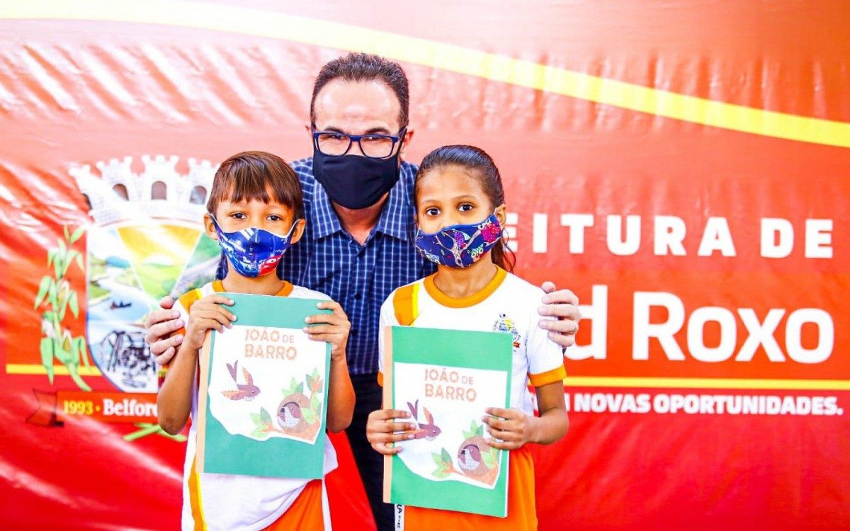 O secret&aacute;rio Denis Macedo entregou o material did&aacute;tico aos alunos