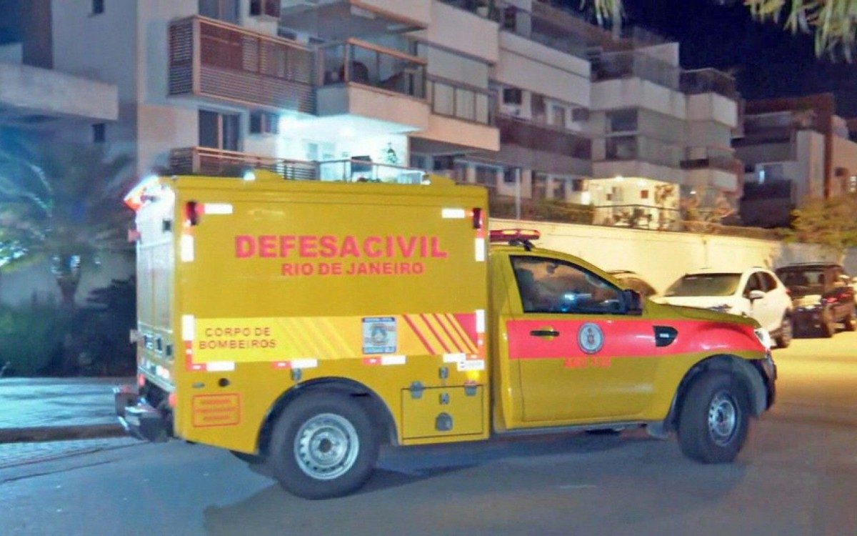 Corpos foram removidos do apartamento por homens da Defesa Civil do Corpo de Bombeiros