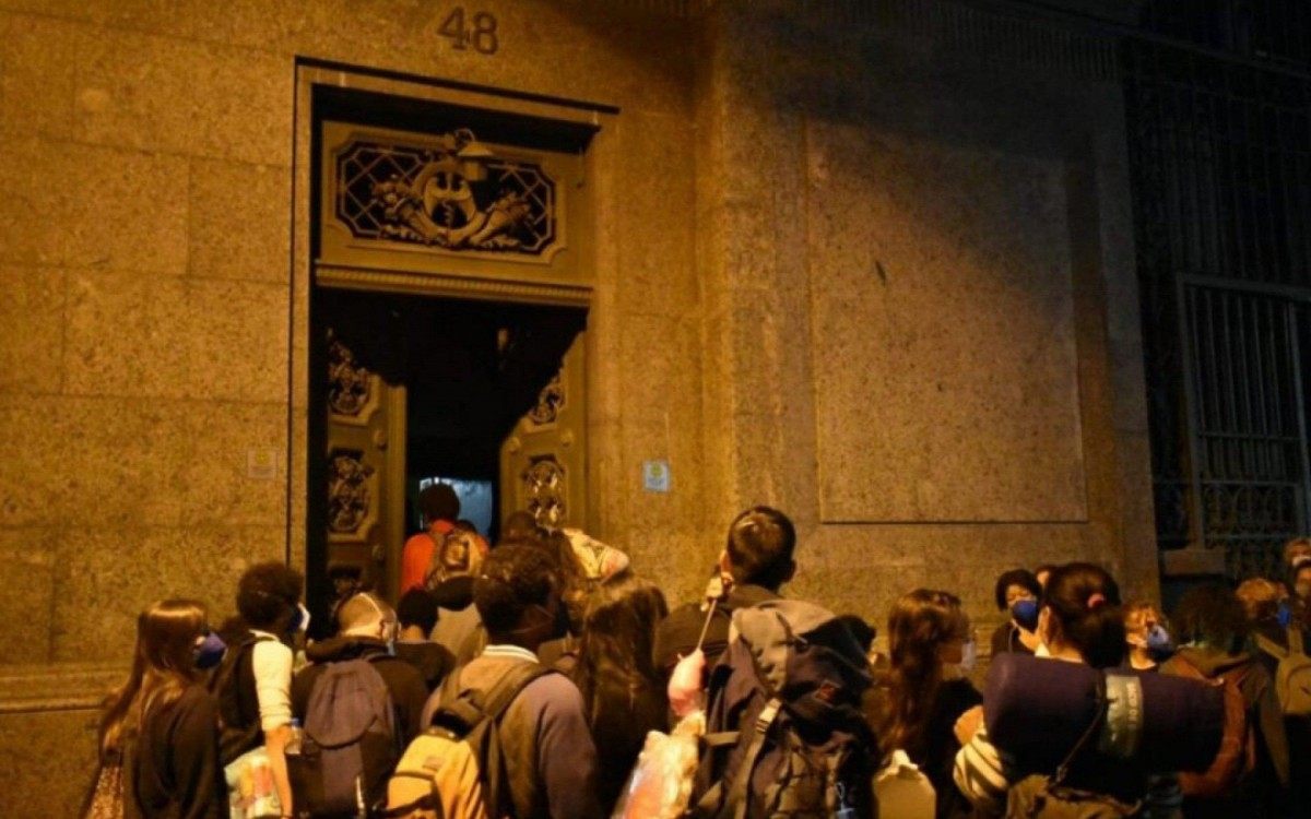 Cerca de 150 fam&iacute;lias ocuparam o antigo pr&eacute;dio da Faperj