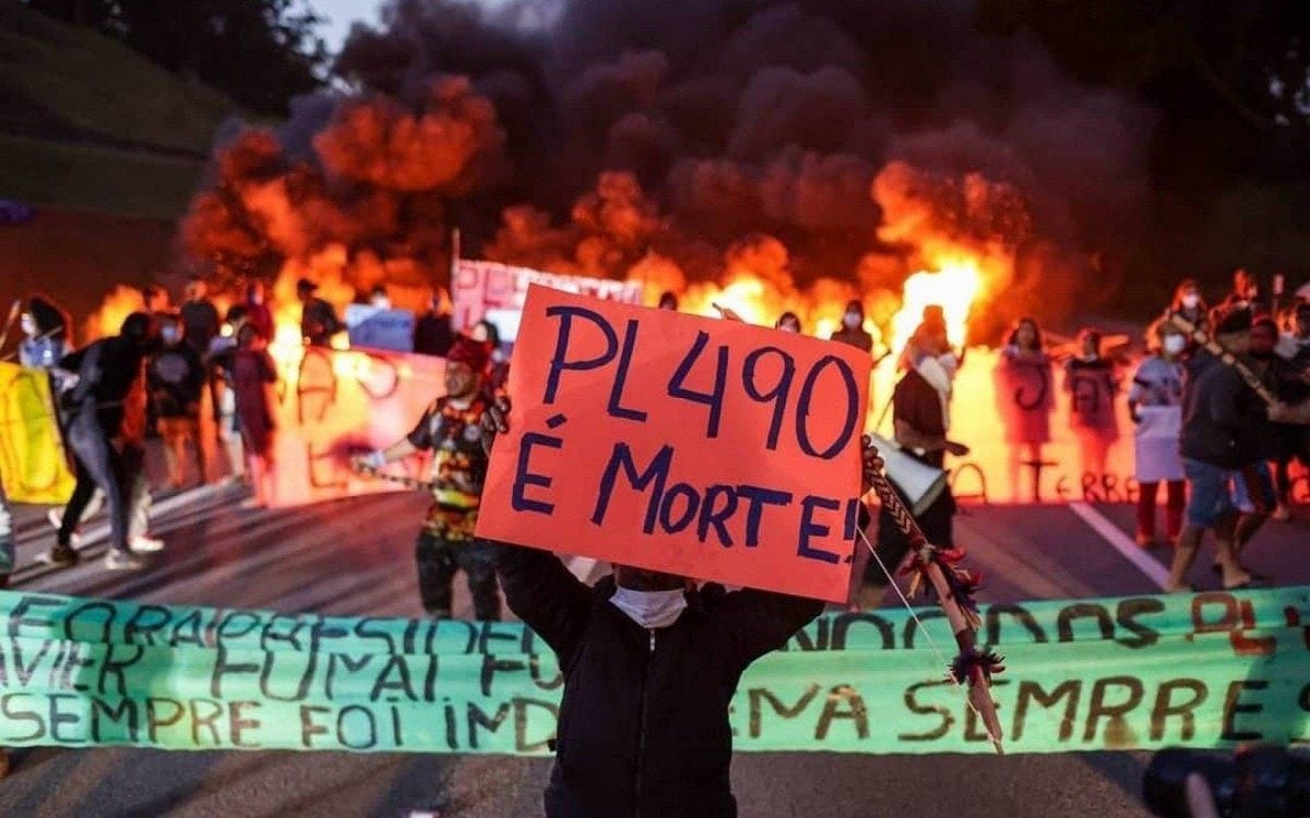 Povo Guarani da Terra Indígena Jaraguá (SP) fecha Rodovia dos Bandeirantes em protesto ao #PL490NÃO  - Articulação dos Povos Indígenas do Brasil