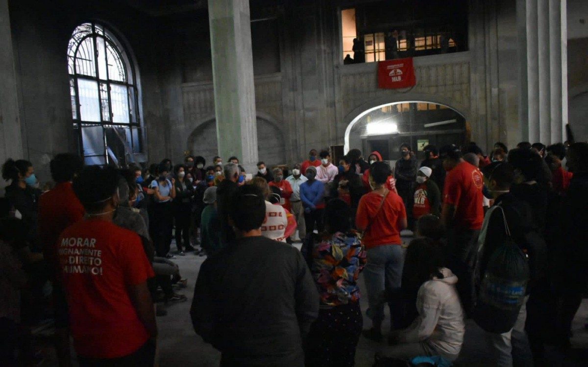 Cerca de 150 famílias ocuparam o antigo prédio da Faperj - Reprodução/Twitter