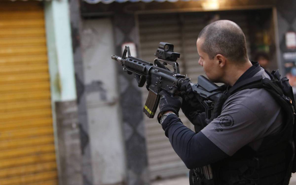 Policial - Opera&ccedil;ao Policial no Complexo da Manguerinha - Policiais civis e o GAECO, fizeram uma opera&ccedil;ao na manha de hoje, no Compeloxo da Mangueirinha, em Duque de Caxias, na baixada fluminense.
