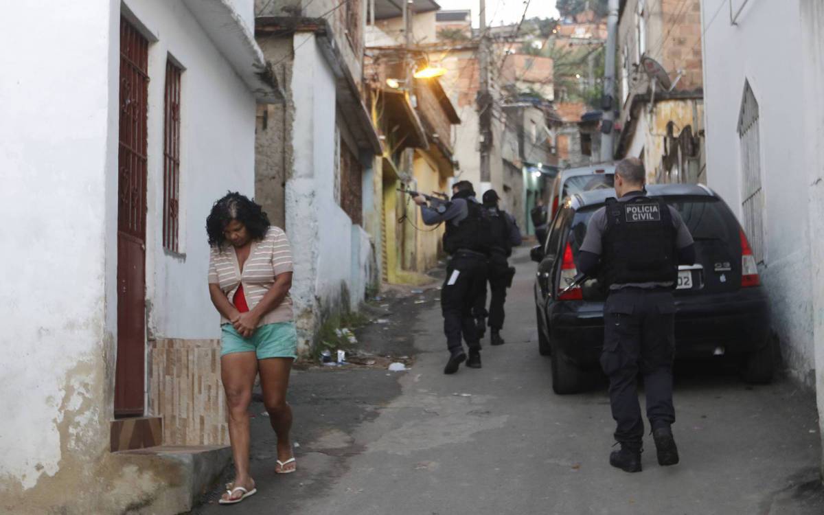 Policial - Opera&ccedil;ao Policial no Complexo da Manguerinha - Policiais civis e o GAECO, fizeram uma opera&ccedil;ao na manha de hoje, no Compeloxo da Mangueirinha, em Duque de Caxias, na baixada fluminense.
