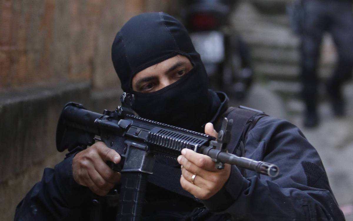 Policial - Opera&ccedil;ao Policial no Complexo da Manguerinha - Policiais civis e o GAECO, fizeram uma opera&ccedil;ao na manha de hoje, no Compeloxo da Mangueirinha, em Duque de Caxias, na baixada fluminense.