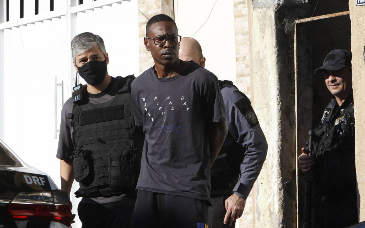 Policial - Opera&ccedil;ao Policial no Complexo da Manguerinha - Policiais civis e o GAECO, fizeram uma opera&ccedil;ao na manha de hoje, no Compeloxo da Mangueirinha, em Duque de Caxias, na baixada fluminense. Na foto, presos na opera&ccedil;ao.