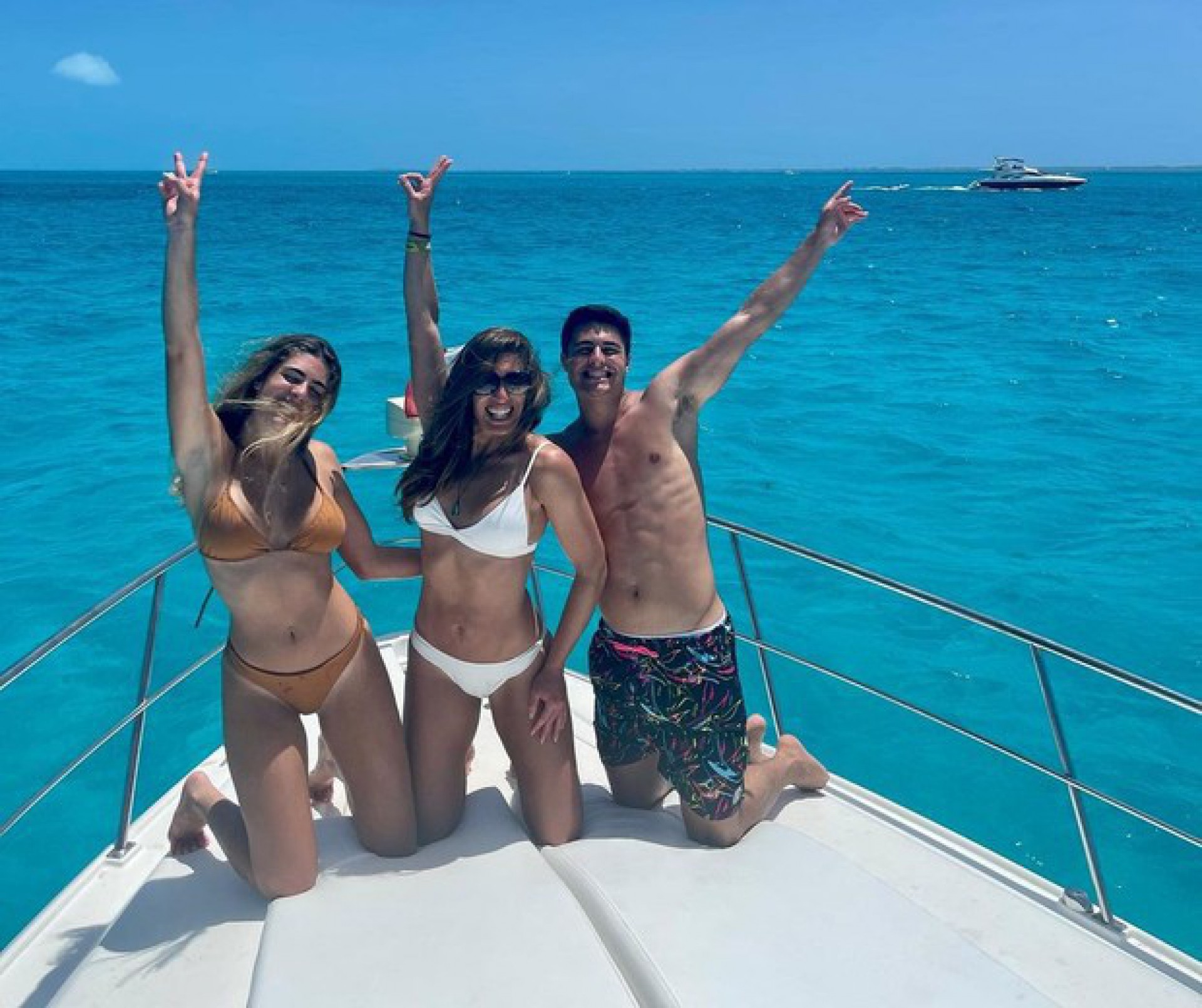 Fotos! Esposa de Cesar Filho re&uacute;ne os filhos em passeio de iate: 'Gatos'