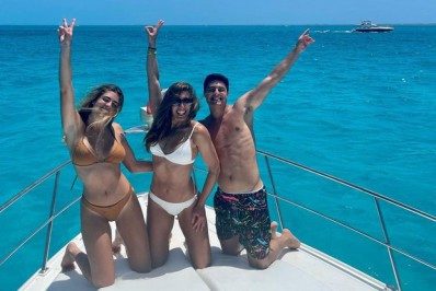 Fotos! Esposa de Cesar Filho reúne os filhos em passeio de iate: 'Gatos'