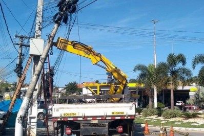 Prefeitura de Saquarema remove poste que estava caindo em Bacaxá