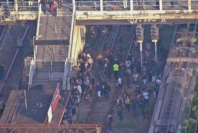 Trem apresenta falha e passageiros são flagrados desembarcando e andando sobre os trilhos