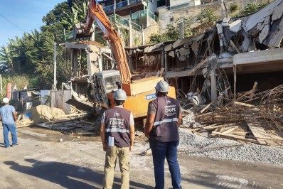 Prefeitura retira construção irregular na Ilha