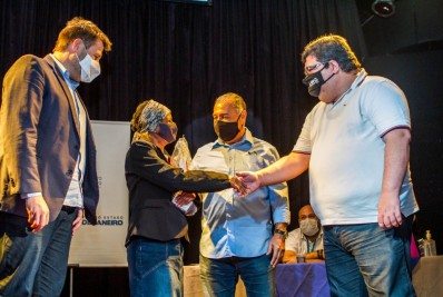 Artesãos de Itaguaí recebem Carteira Nacional da categoria