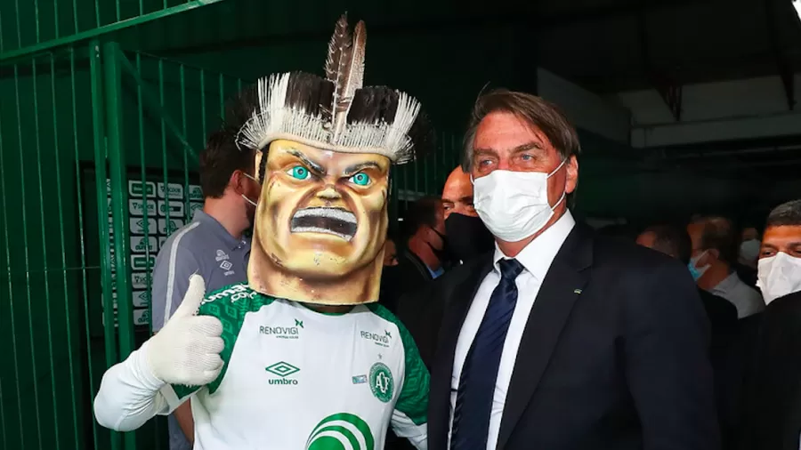 Bolsonaro visita Arena Condá, bate pênalti e acompanha amistoso da Chapecoense