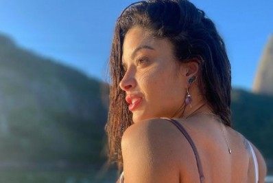 Aline Riscado posa em lancha e faz reflexão sobre sextou