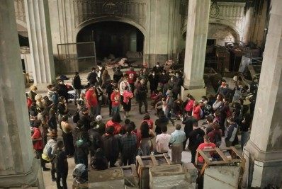 Após promessas do Estado, prédio da Faperj é desocupado por 150 famílias