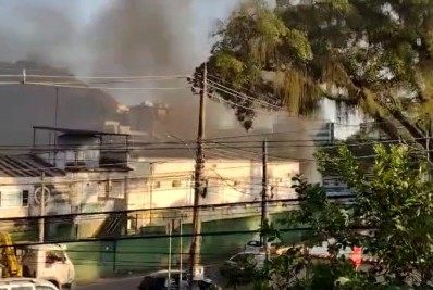 Vídeo: incêndio atinge estacionamento do 18º BPM (Jacarepaguá) na Zona Oeste do Rio