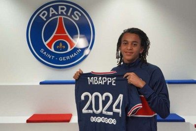 Irmão caçula de Mbappé assina contrato com Paris Saint-Germain até 2024