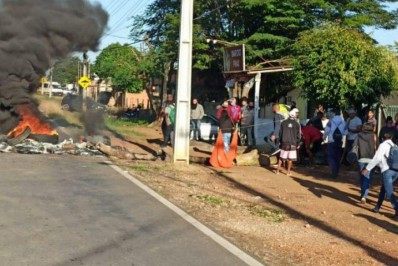 Moradores de Quilombo em Campos interditam RJ-180 por reabertura de posto de saúde