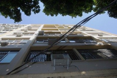 Menina de 12 anos que caiu de prédio na Tijuca segue em estado grave