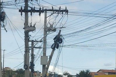 Poste quase caindo em Saquarema preocupa moradores