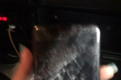 Mulher denuncia agressão em local de trabalho; segundo ela chefe jogou o celular do outro lado da rua