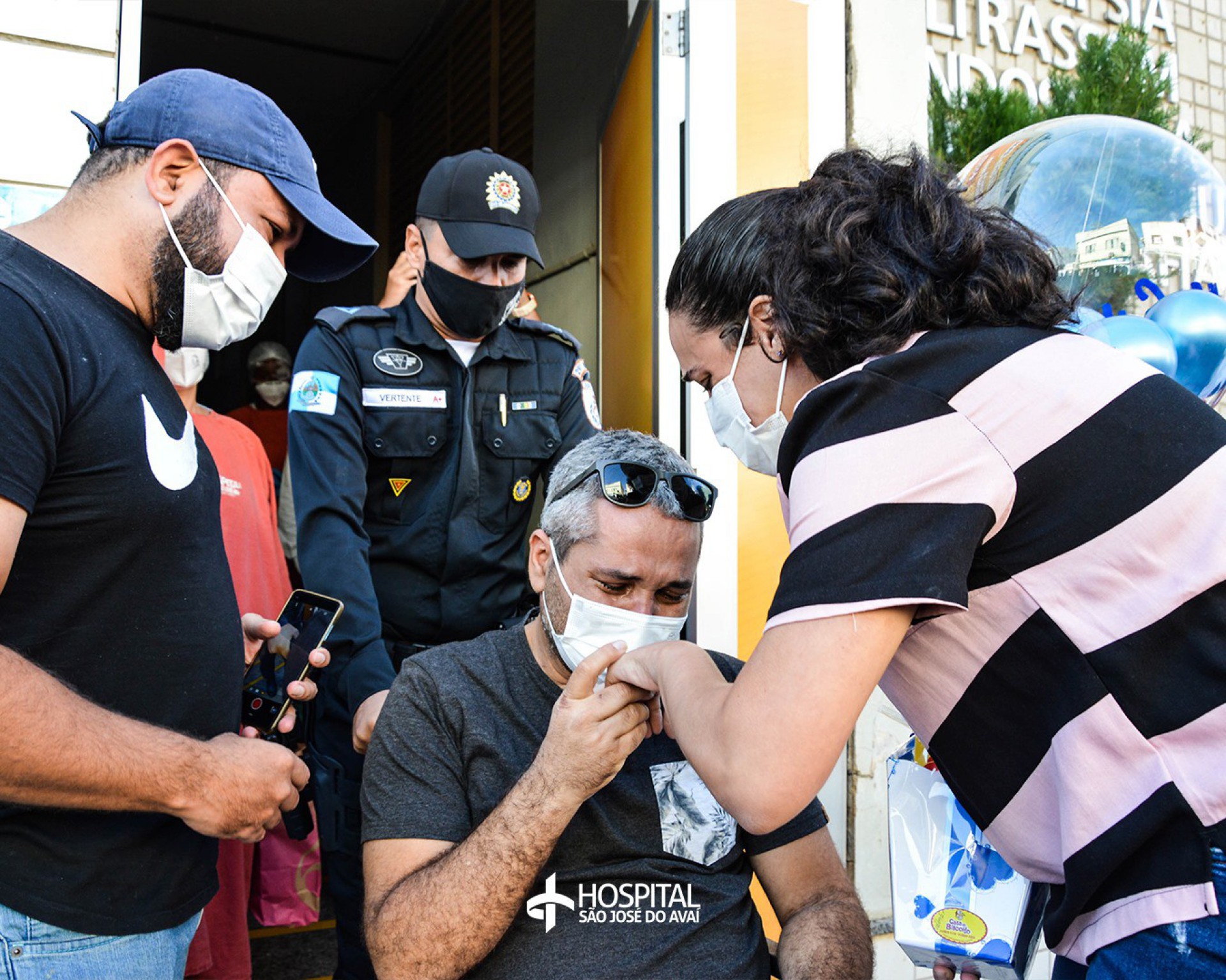 V&iacute;deo: Policial militar recebe alta ap&oacute;s 24 dias internado com Covid-19