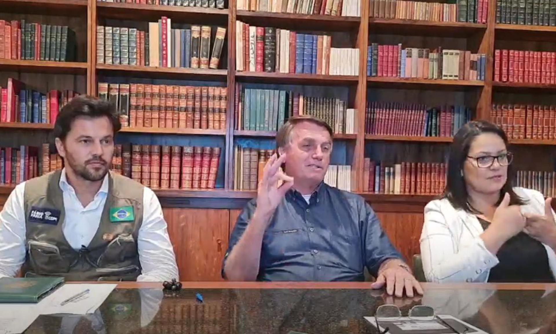 Em live, Bolsonaro diz ter pedido investiga&ccedil;&atilde;o de 'prontu&aacute;rio' de Luis Miranda