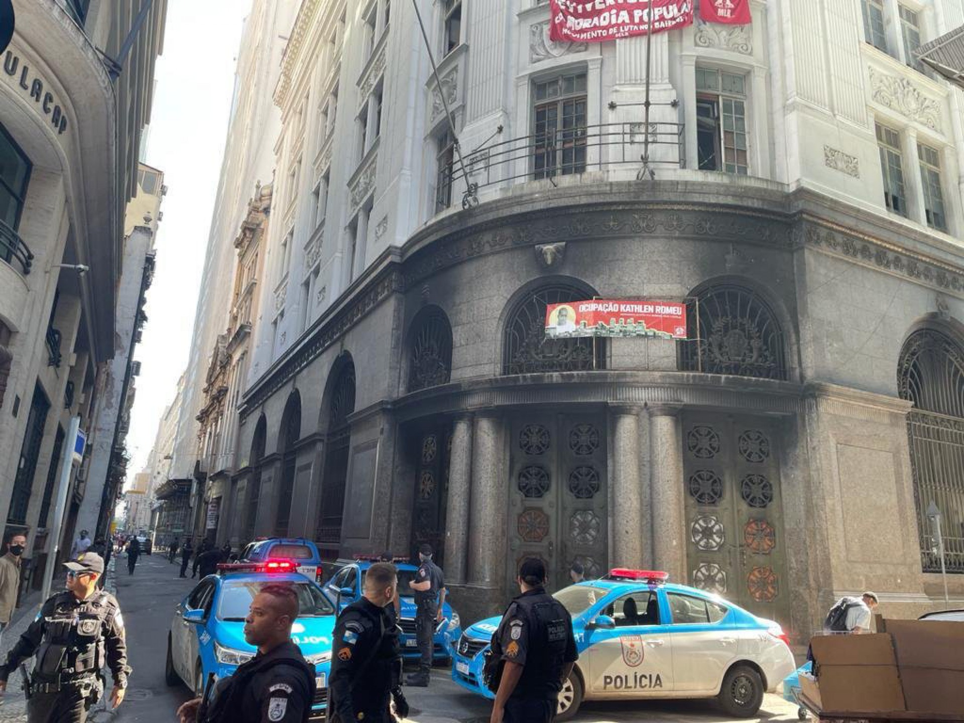 Cerca de 150 fam&iacute;lias podem ir para as ruas caso pr&eacute;dio seja evacuado no Centro do Rio