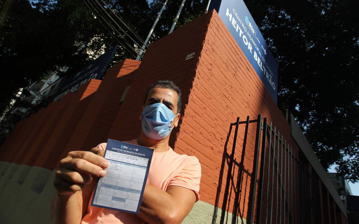 Vacinação contra Covid 19. Na foto acima Renato Mendes. Foto: Luciano Belford - Luciano Belford